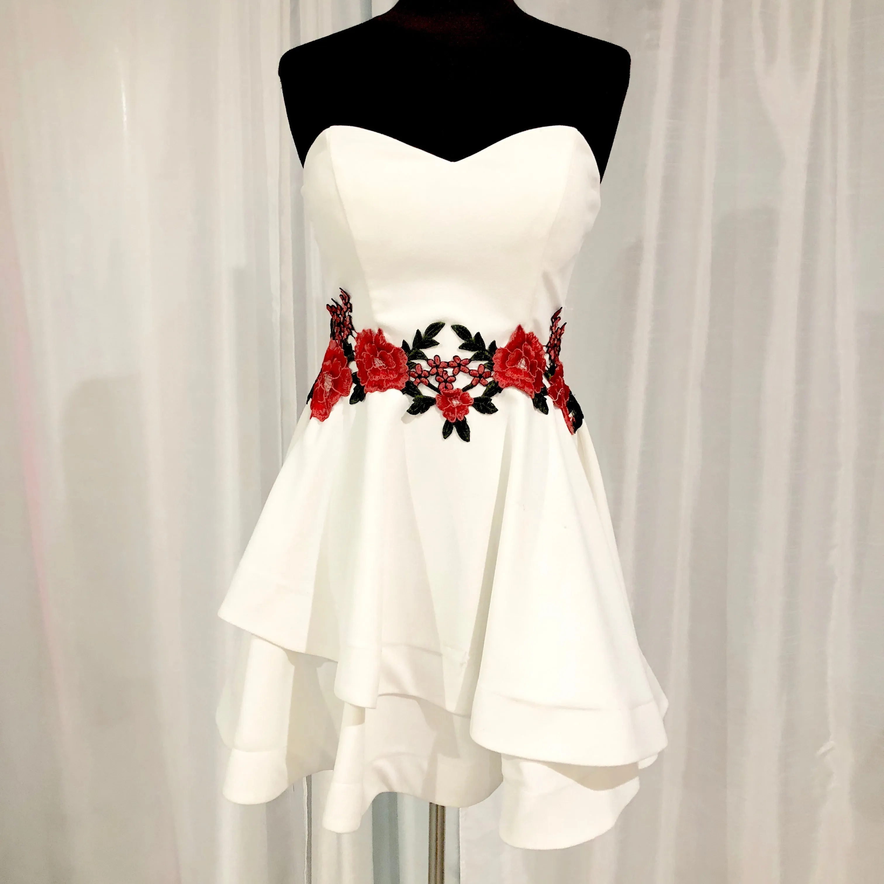 BOUTIQUE Short White & Floral Strapless Gown Size 5/6