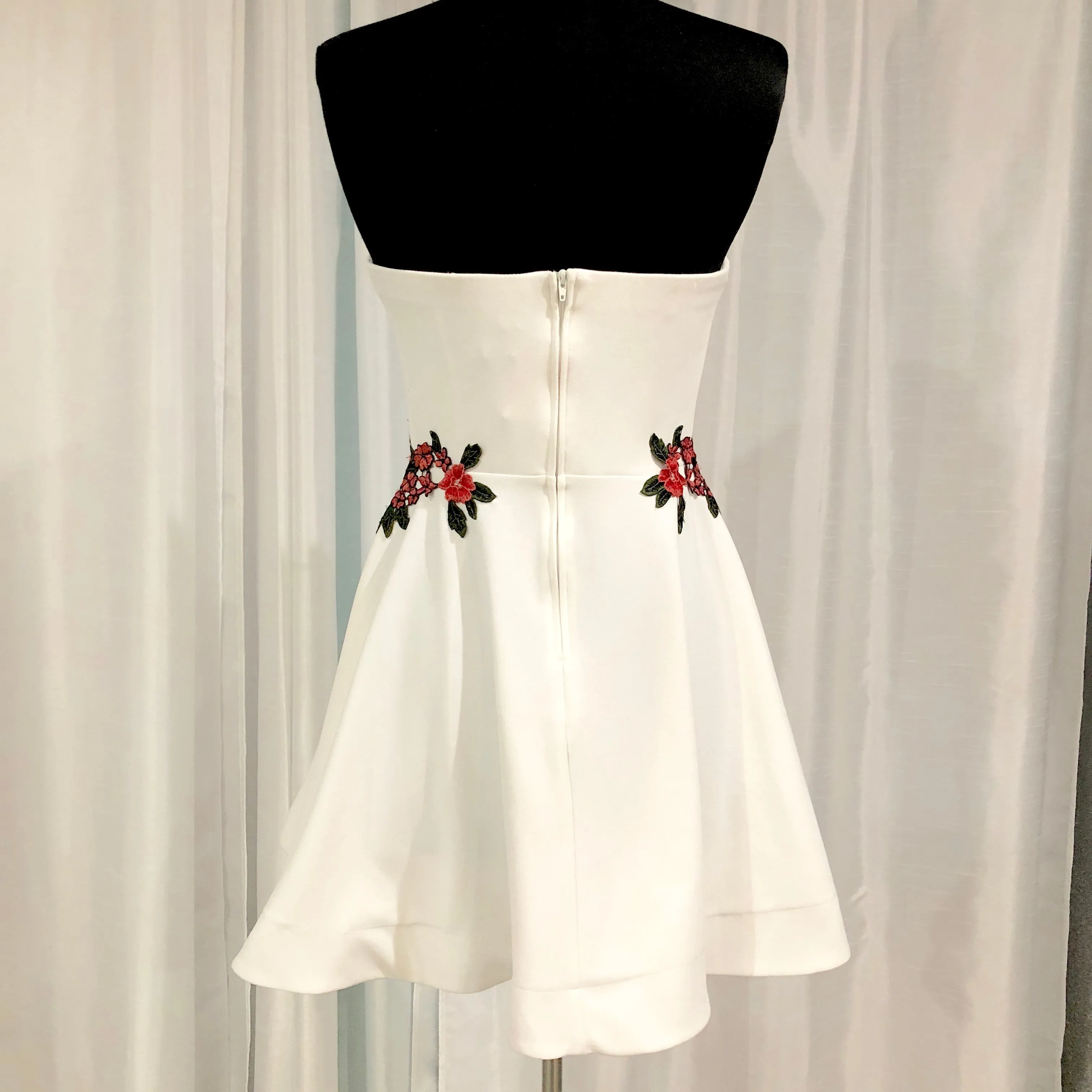 BOUTIQUE Short White & Floral Strapless Gown Size 5/6