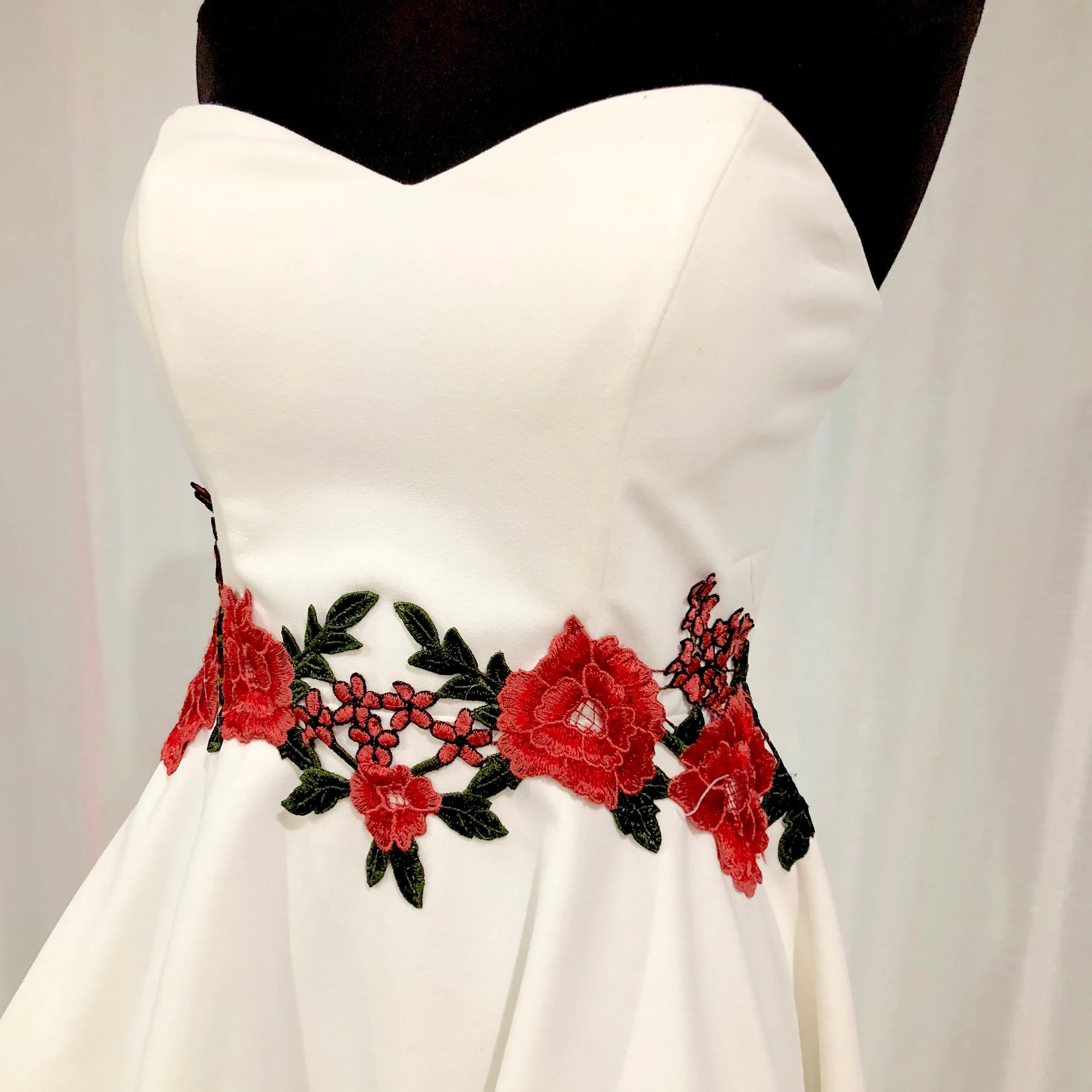 BOUTIQUE Short White & Floral Strapless Gown Size 5/6