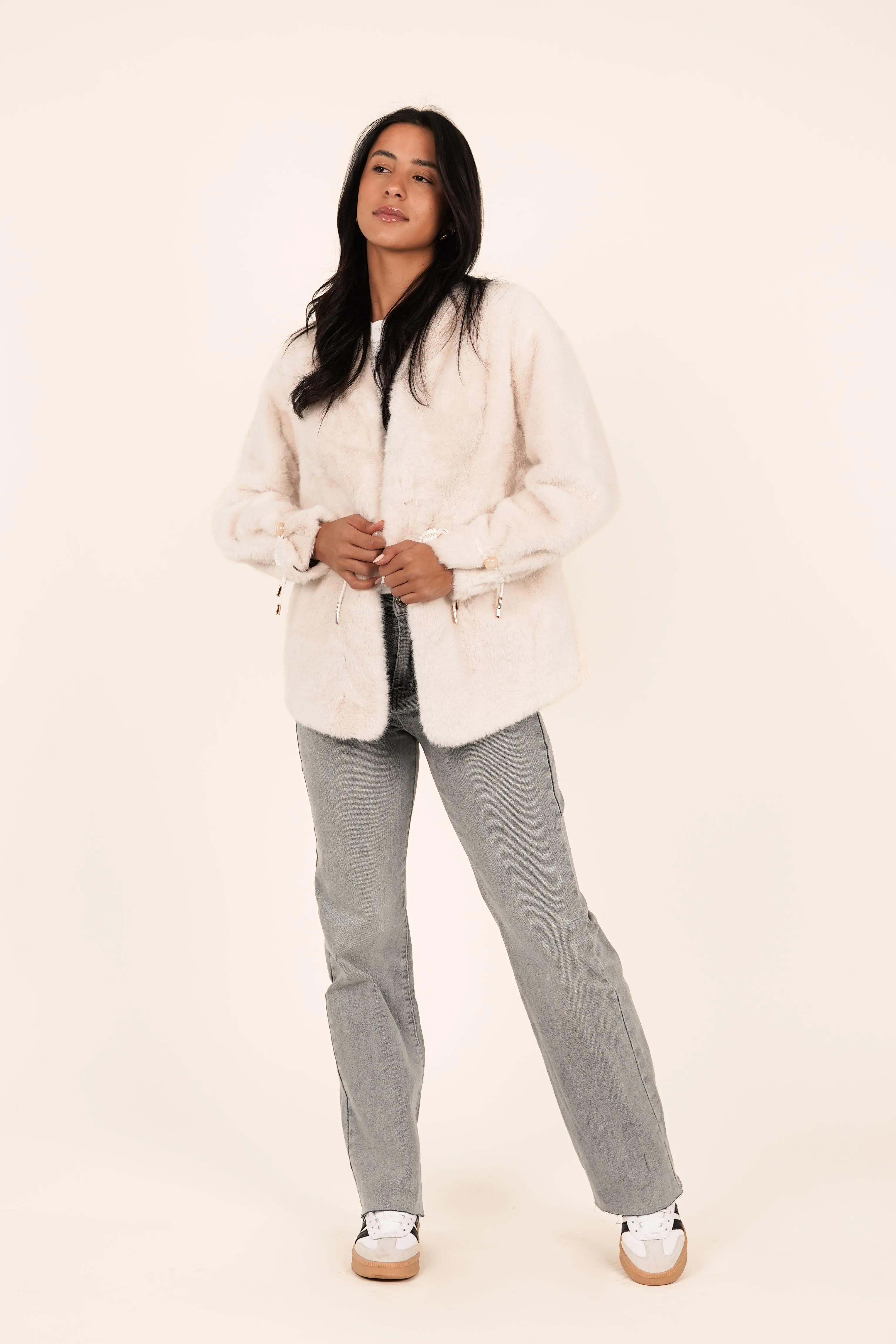 Faux fur jas met details creme - Bobby